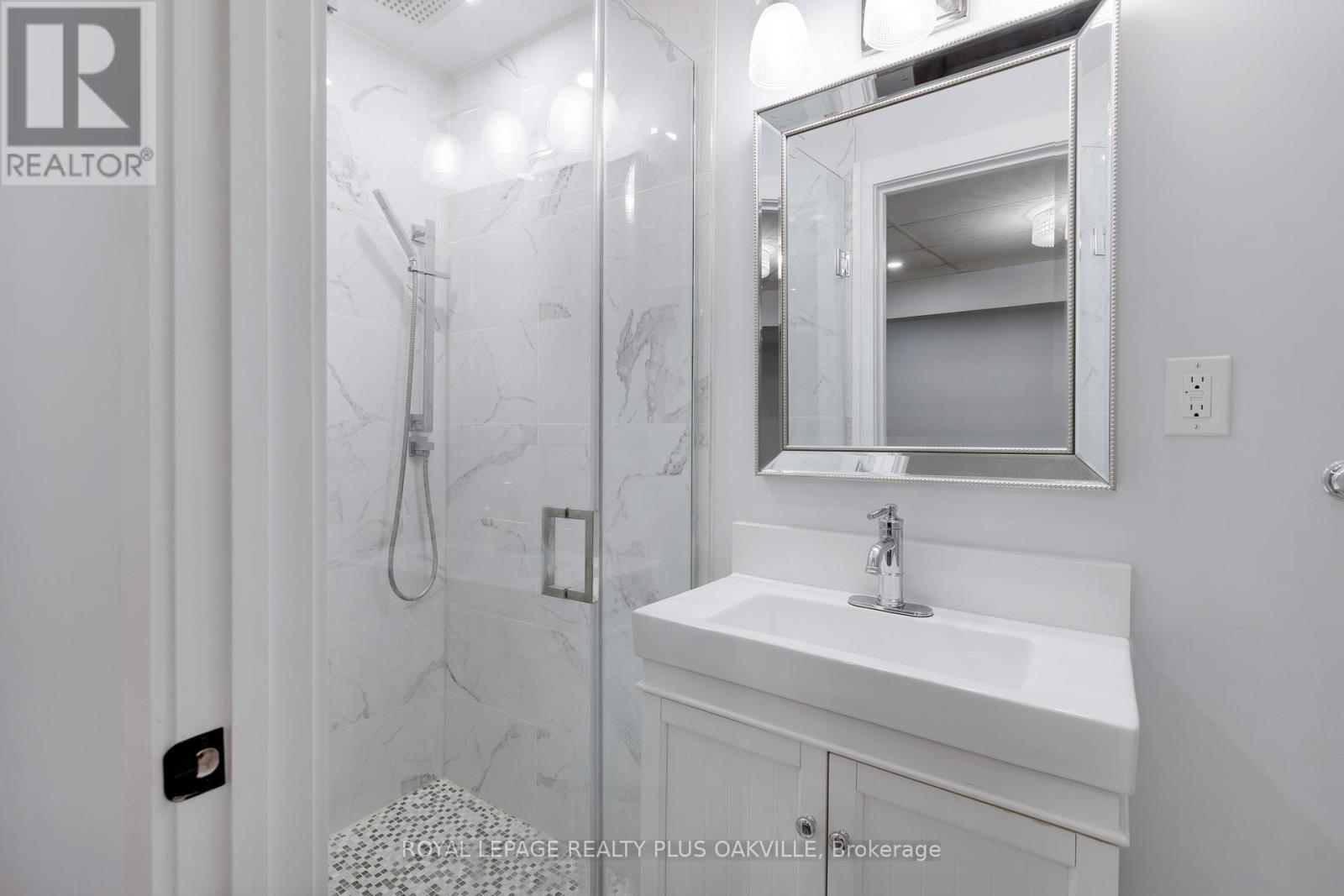 258 Shoreacres Road, Burlington, ON - Indoor Photo Showing Bathroom