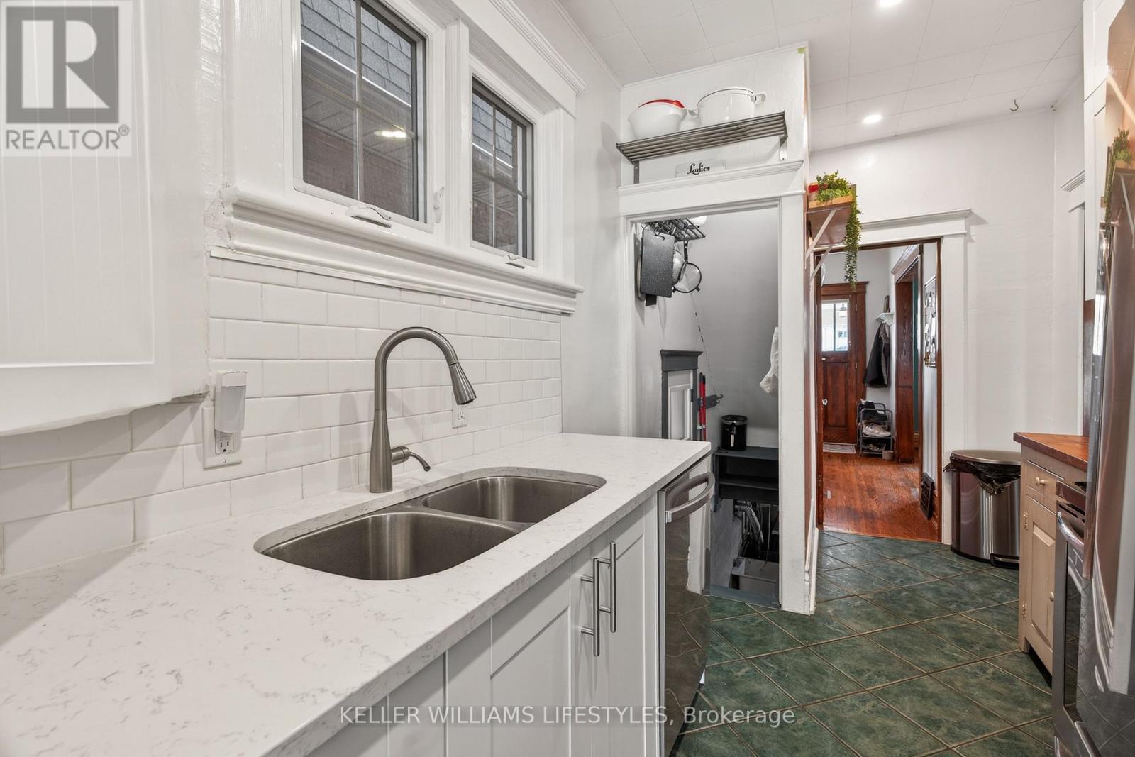882.5 William Street, London East (East B), ON - Indoor Photo Showing Kitchen With Double Sink