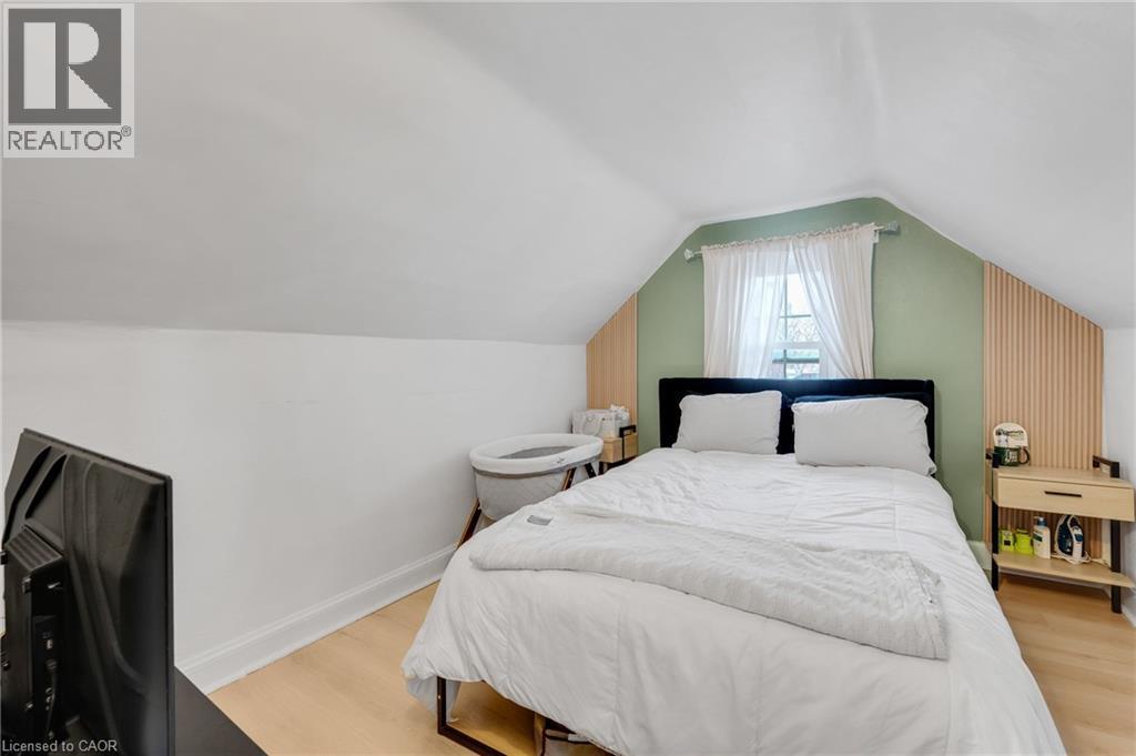 Bedroom with light wood finished floors - 6 Ben Lomond Place, Hamilton, ON - Indoor Photo Showing Bedroom