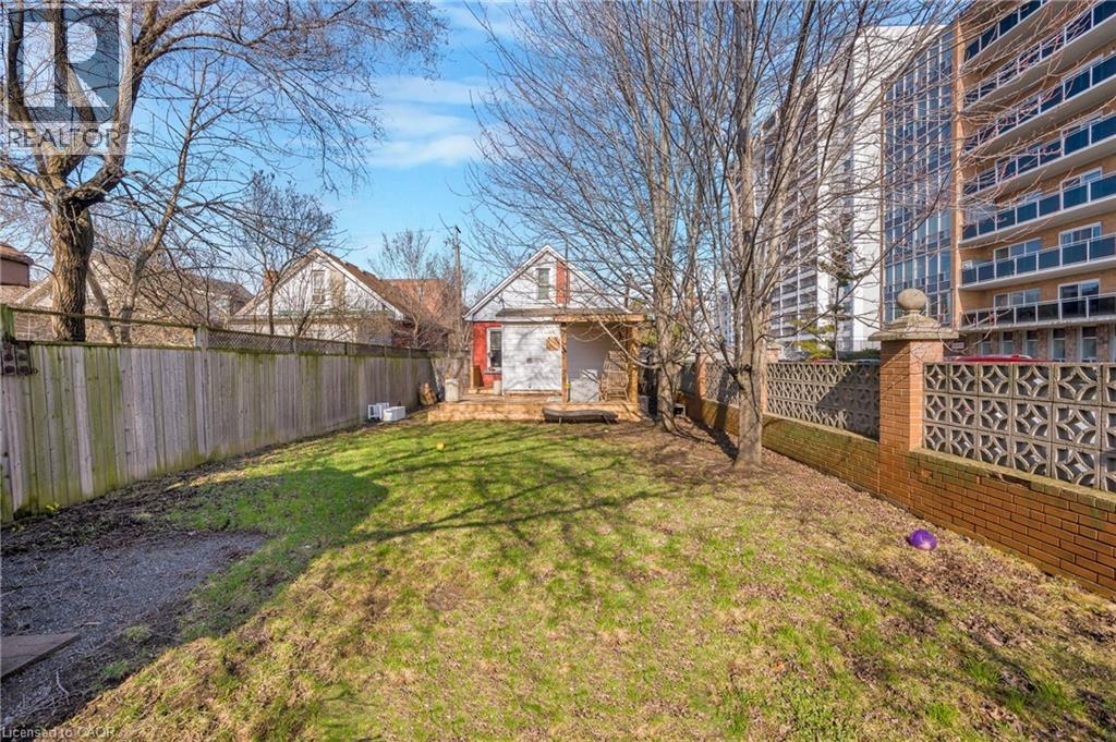 View of fenced backyard - 6 Ben Lomond Place, Hamilton, ON - Outdoor