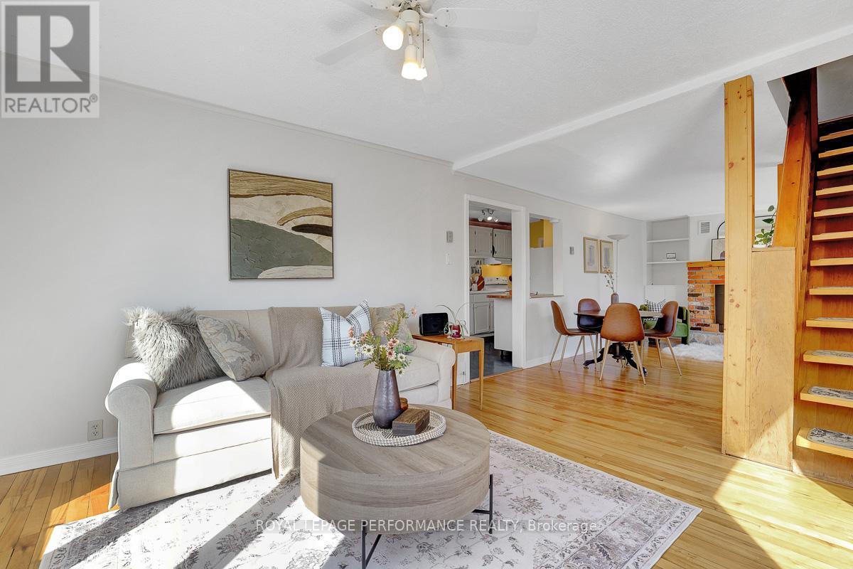 1141 North River Road, Ottawa, ON - Indoor Photo Showing Living Room