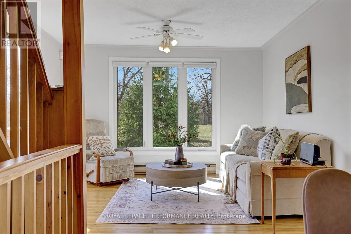 1141 North River Road, Ottawa, ON - Indoor Photo Showing Living Room