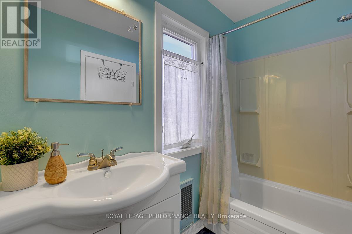 1141 North River Road, Ottawa, ON - Indoor Photo Showing Bathroom