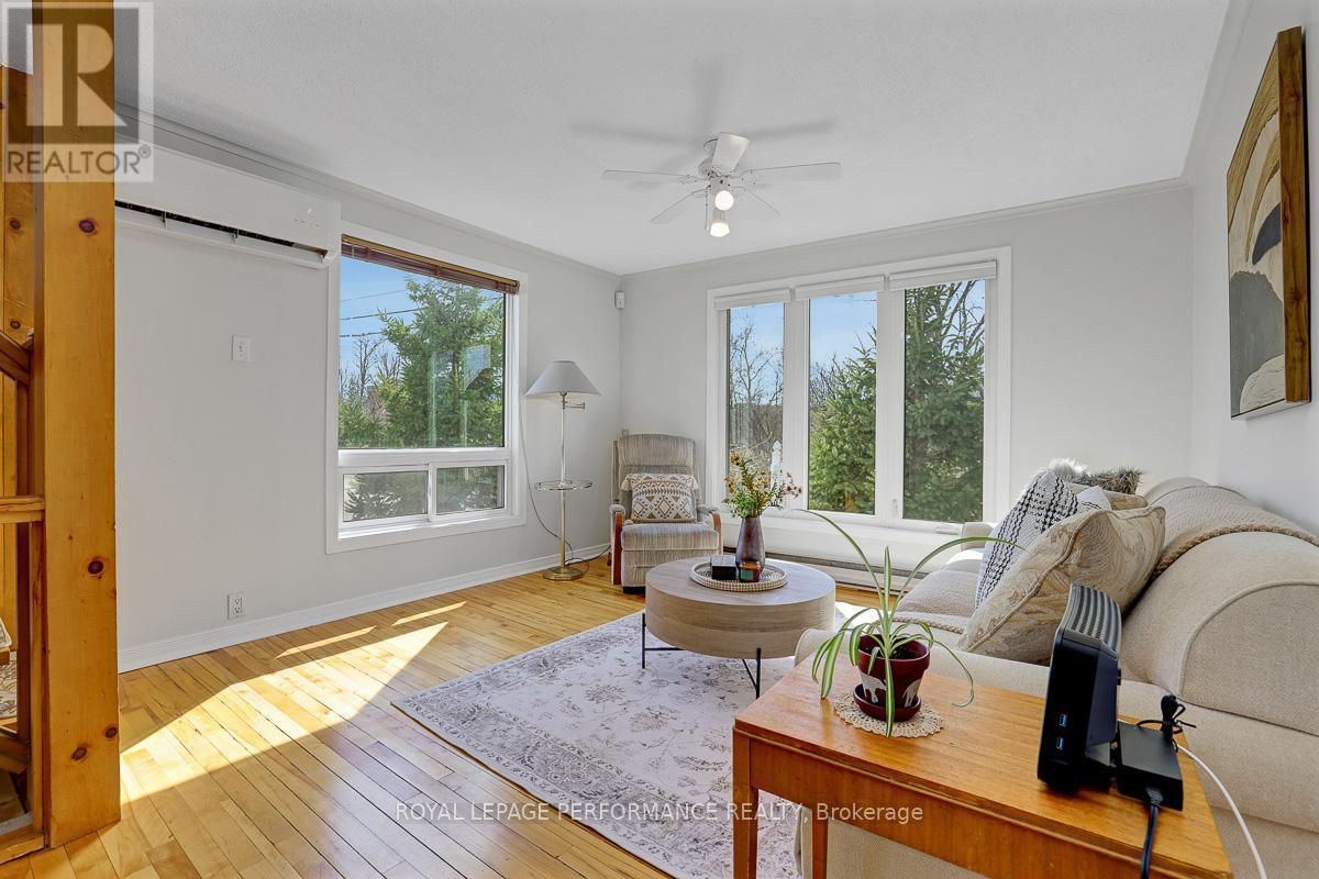 1141 North River Road, Ottawa, ON - Indoor Photo Showing Living Room