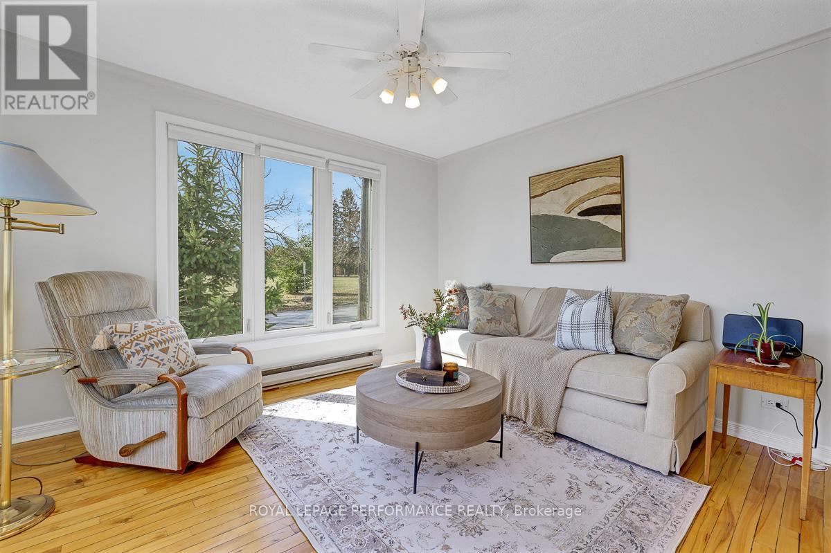 1141 North River Road, Ottawa, ON - Indoor Photo Showing Living Room