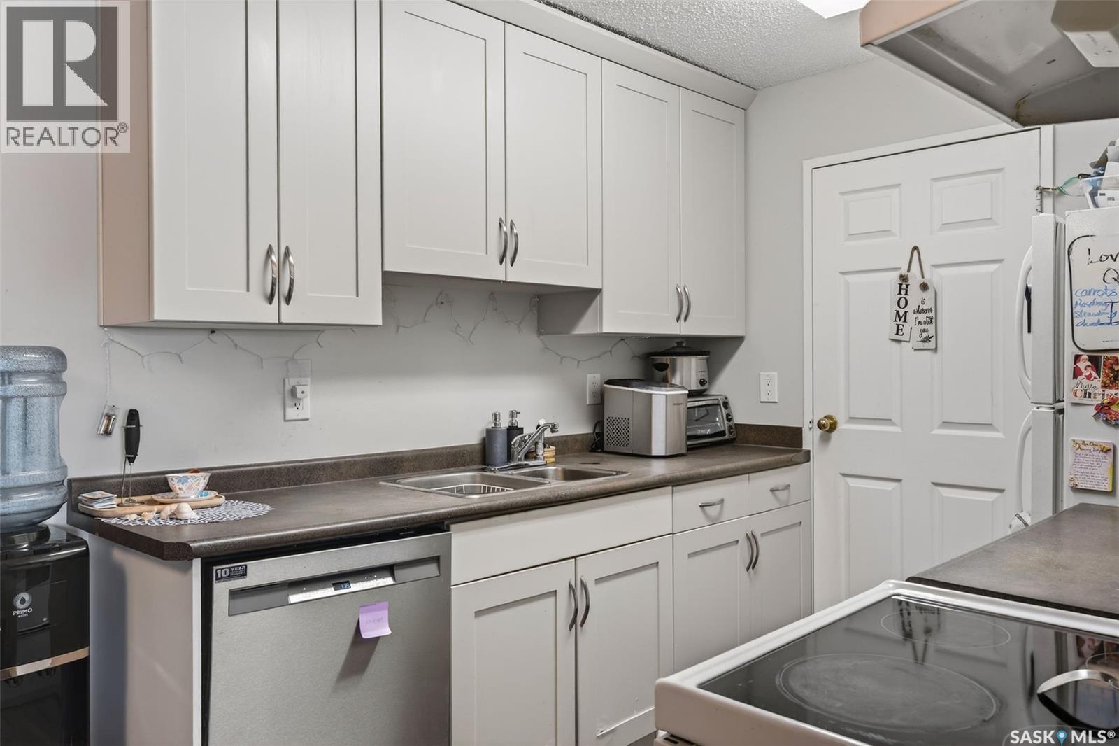 105H 1121 Mckercher Drive, Saskatoon, SK - Indoor Photo Showing Kitchen With Double Sink