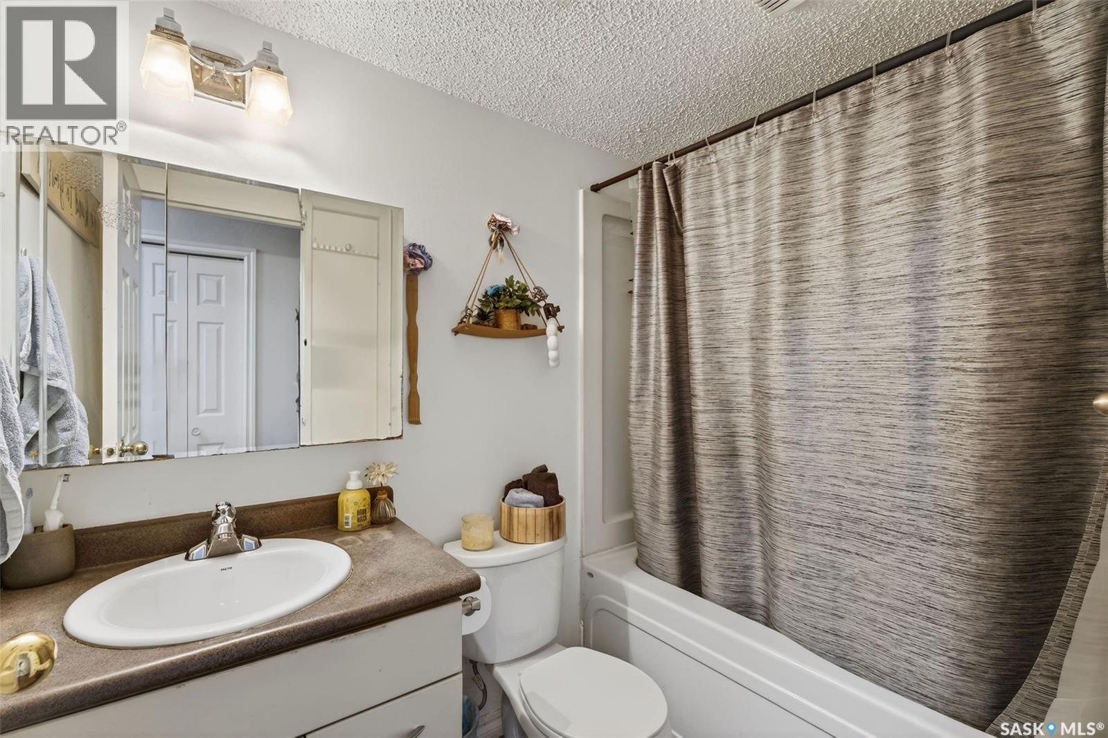 105H 1121 Mckercher Drive, Saskatoon, SK - Indoor Photo Showing Bathroom