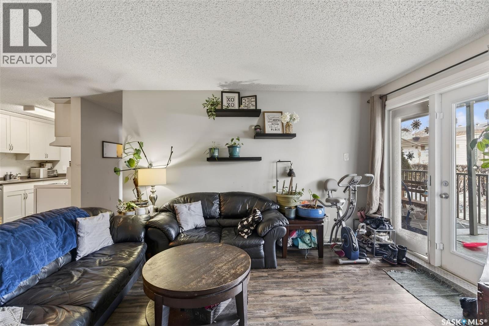 105H 1121 Mckercher Drive, Saskatoon, SK - Indoor Photo Showing Living Room