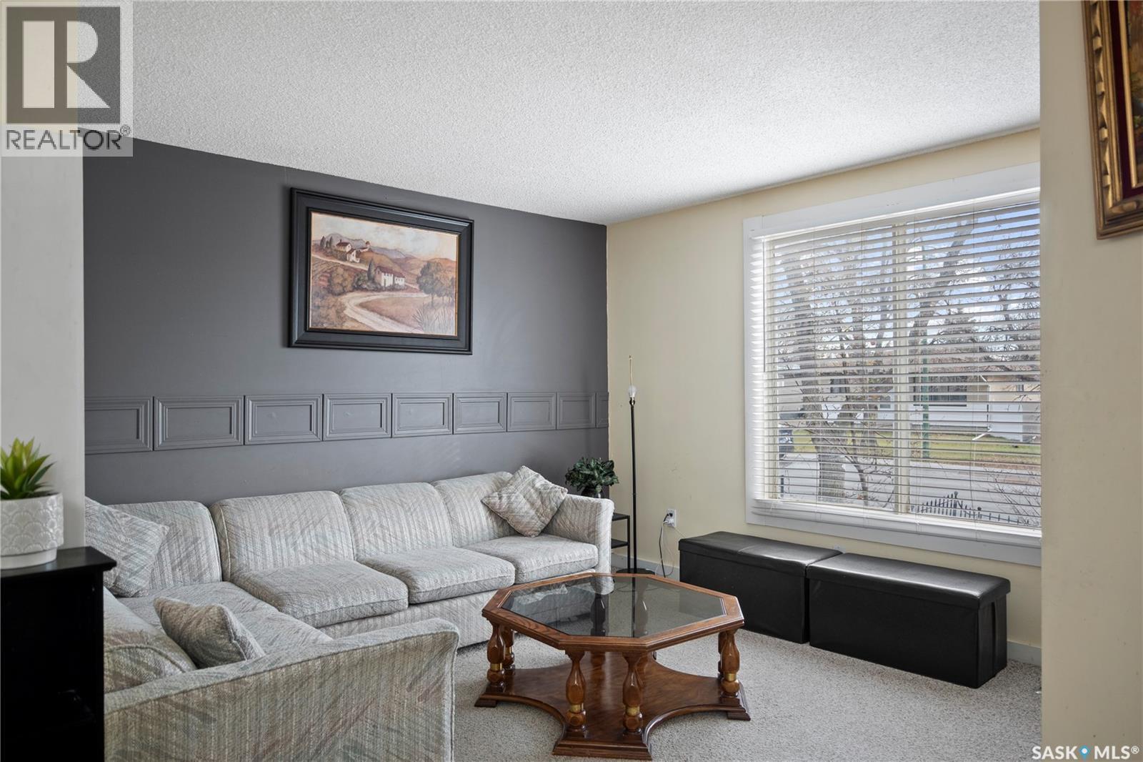 265 Magee Crescent, Regina, SK - Indoor Photo Showing Living Room