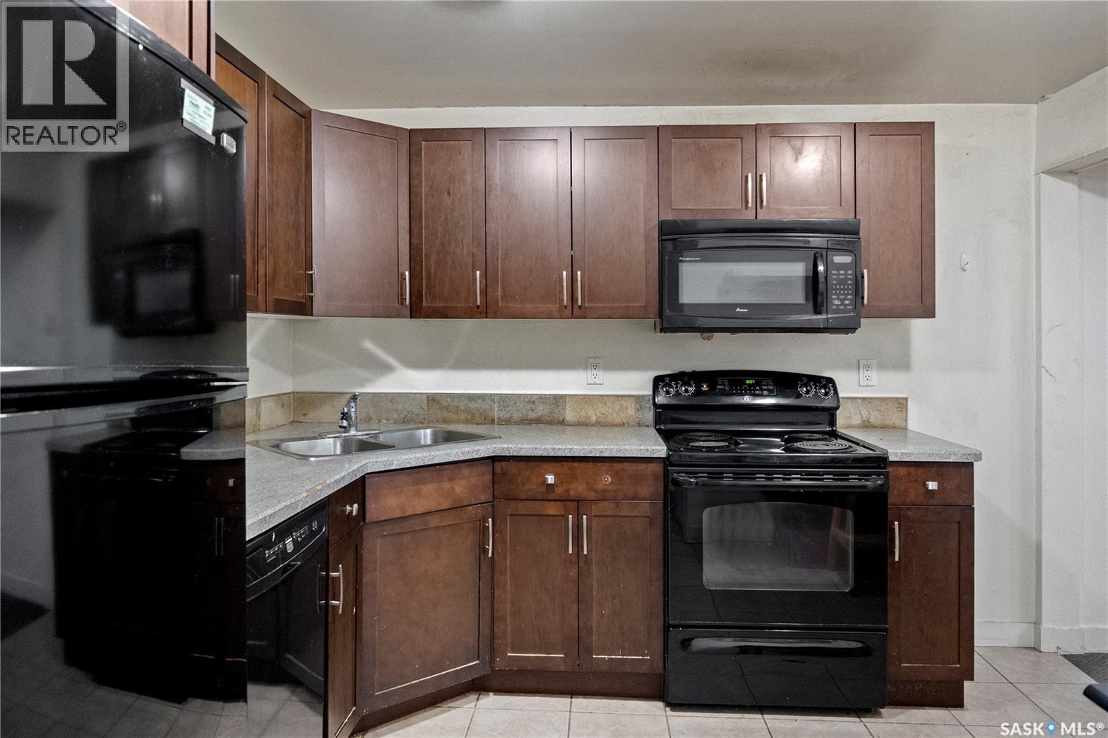 265 Magee Crescent, Regina, SK - Indoor Photo Showing Kitchen With Double Sink