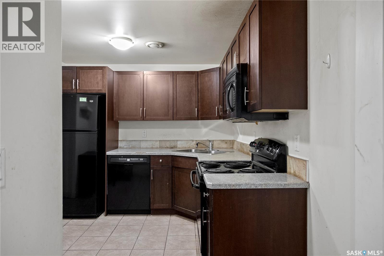 265 Magee Crescent, Regina, SK - Indoor Photo Showing Kitchen With Double Sink