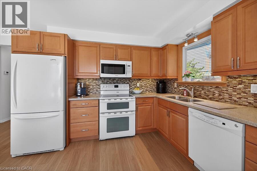 621 Tomahawk Crescent, Ancaster, ON - Indoor Photo Showing Kitchen With Double Sink