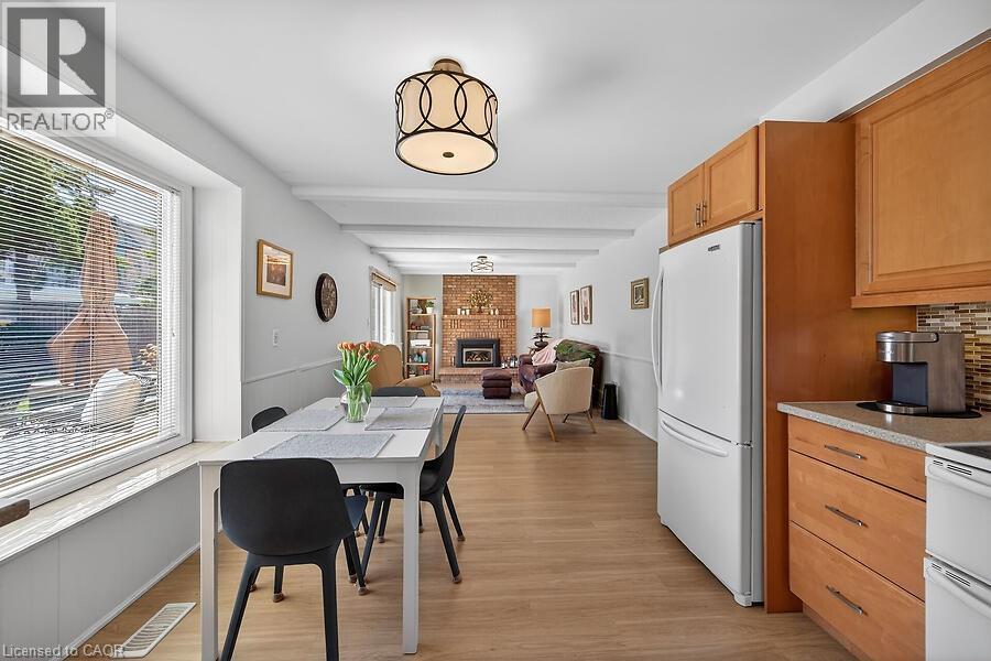 621 Tomahawk Crescent, Ancaster, ON - Indoor Photo Showing Kitchen