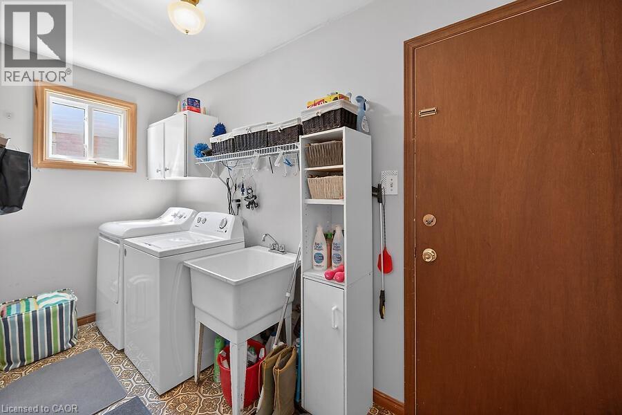 621 Tomahawk Crescent, Ancaster, ON - Indoor Photo Showing Laundry Room