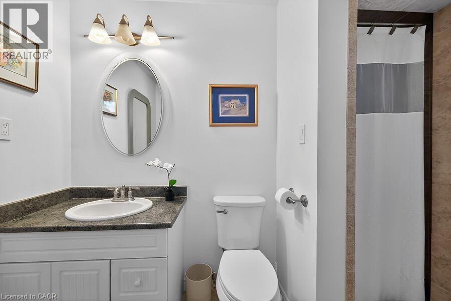 621 Tomahawk Crescent, Ancaster, ON - Indoor Photo Showing Bathroom