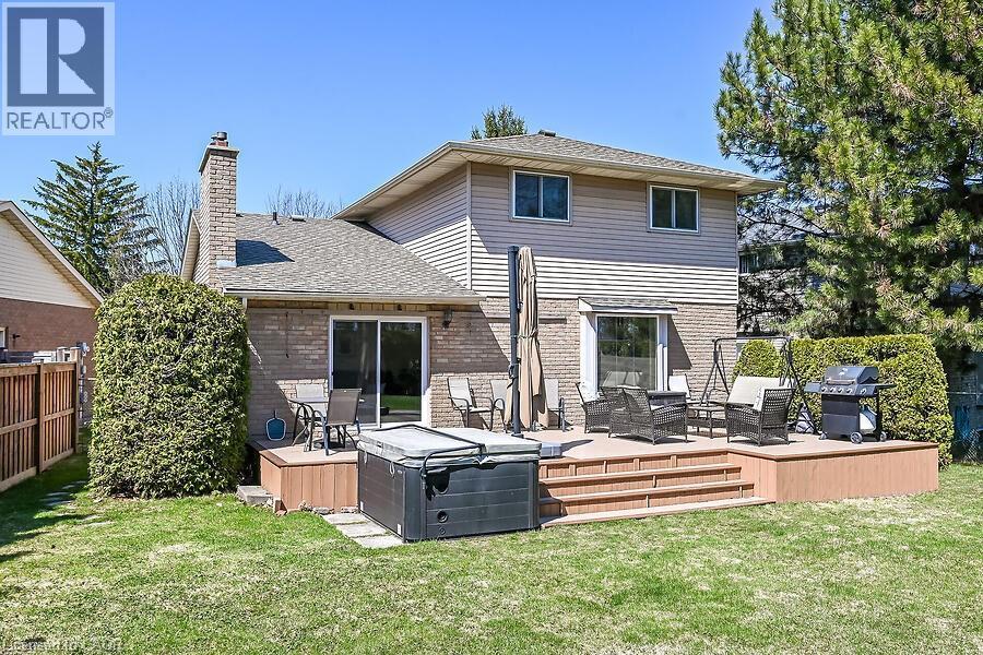 621 Tomahawk Crescent, Ancaster, ON - Outdoor With Deck Patio Veranda