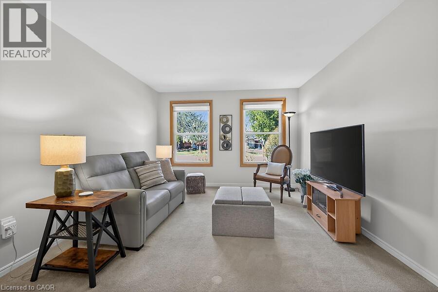 621 Tomahawk Crescent, Ancaster, ON - Indoor Photo Showing Living Room