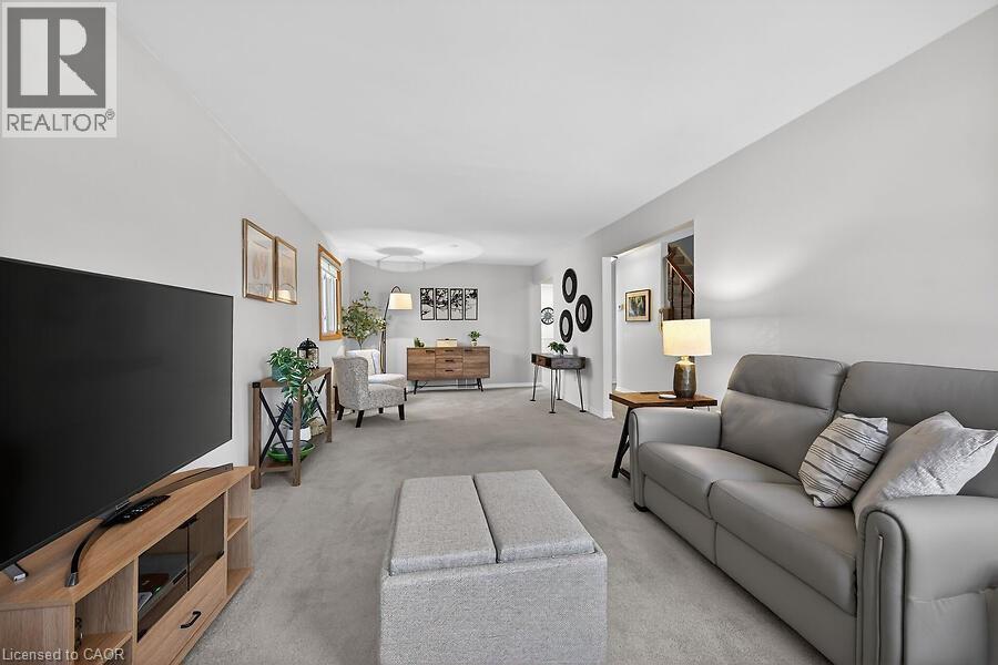 621 Tomahawk Crescent, Ancaster, ON - Indoor Photo Showing Living Room