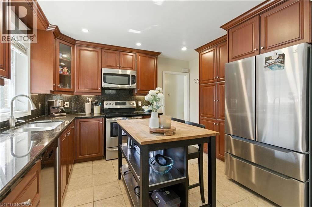 2224 Ghent Avenue, Burlington, ON - Indoor Photo Showing Kitchen With Double Sink With Upgraded Kitchen