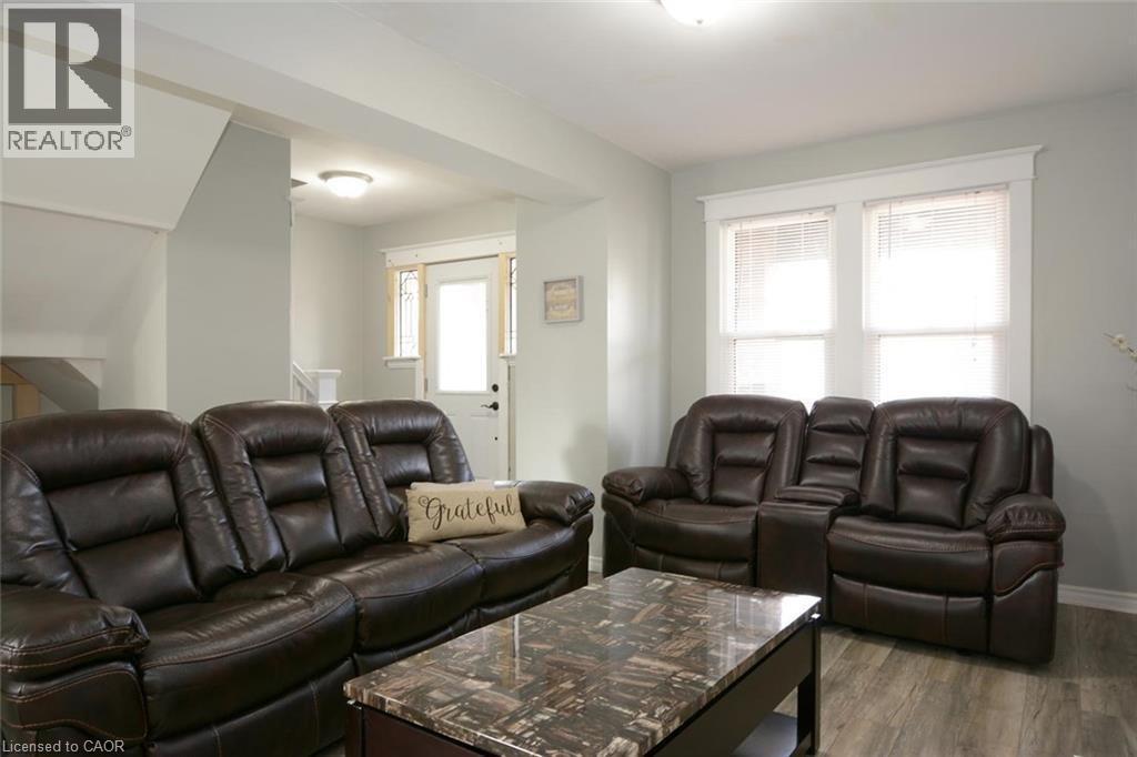 166 Fairfield Avenue, Hamilton, ON - Indoor Photo Showing Living Room
