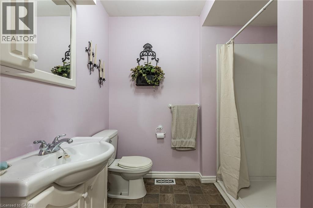 810 Tate Avenue, Hamilton, ON - Indoor Photo Showing Bathroom