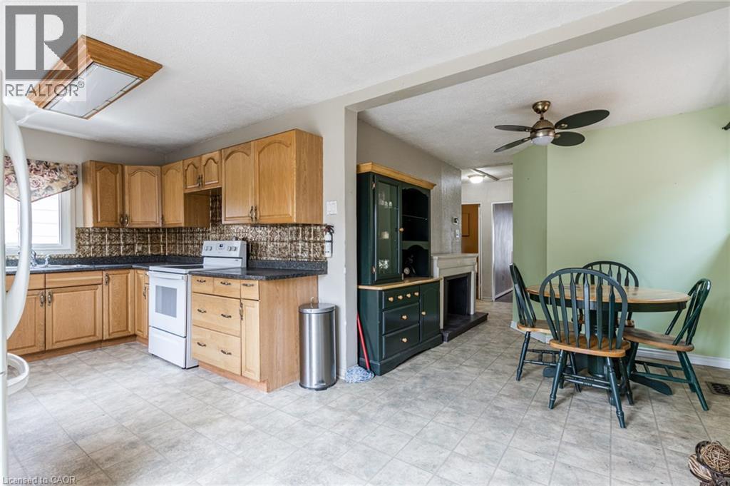 810 Tate Avenue, Hamilton, ON - Indoor Photo Showing Kitchen