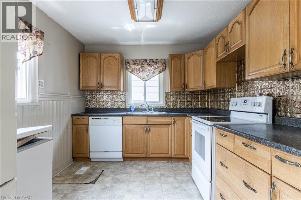 810 Tate Avenue, Hamilton, ON - Indoor Photo Showing Kitchen