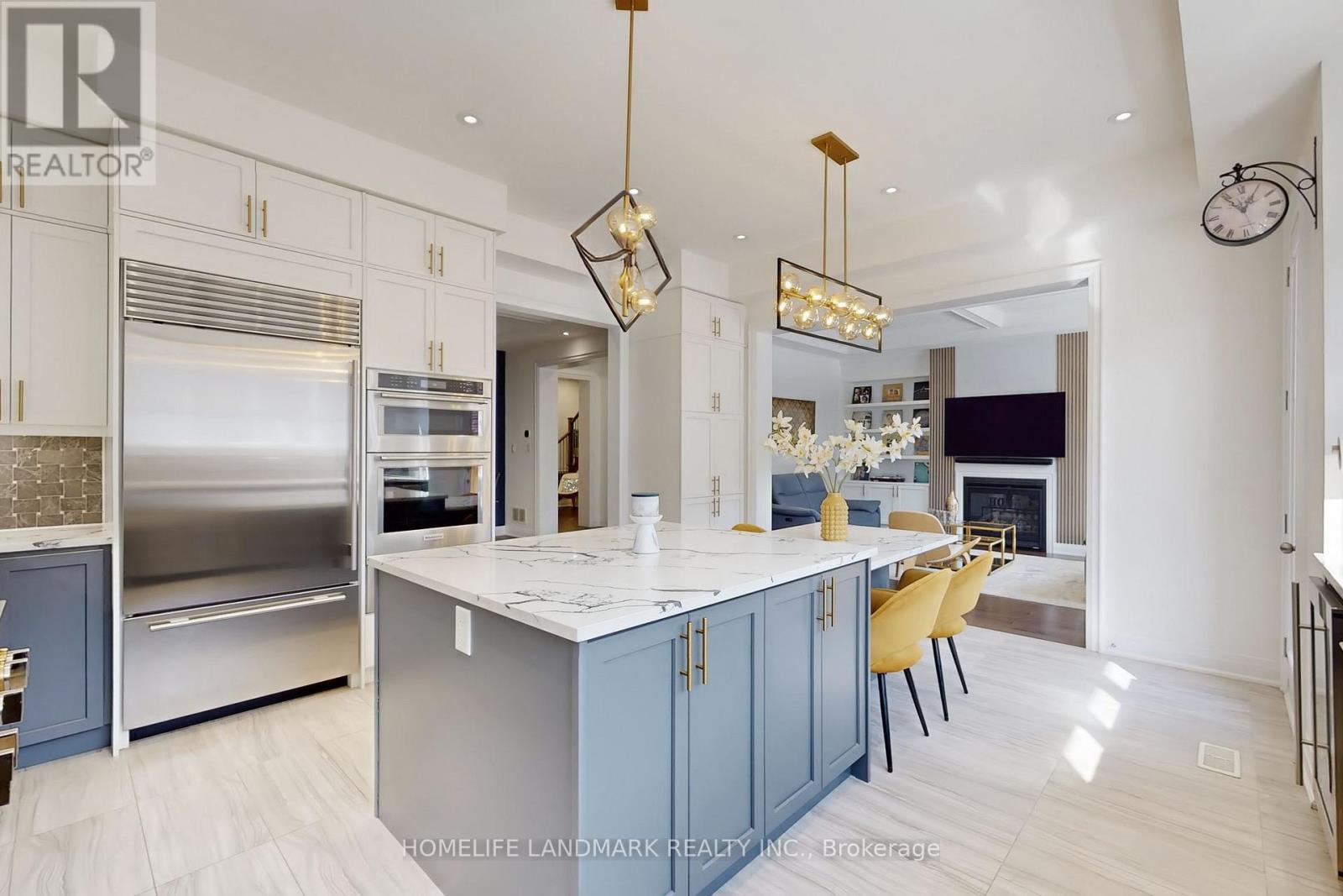 2438 Irene Crescent, Oakville, ON - Indoor Photo Showing Kitchen With Upgraded Kitchen