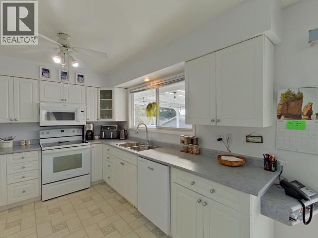 3845 Quadra Ave, Powell River, BC - Indoor Photo Showing Kitchen With Double Sink