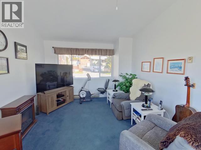 3845 Quadra Ave, Powell River, BC - Indoor Photo Showing Living Room