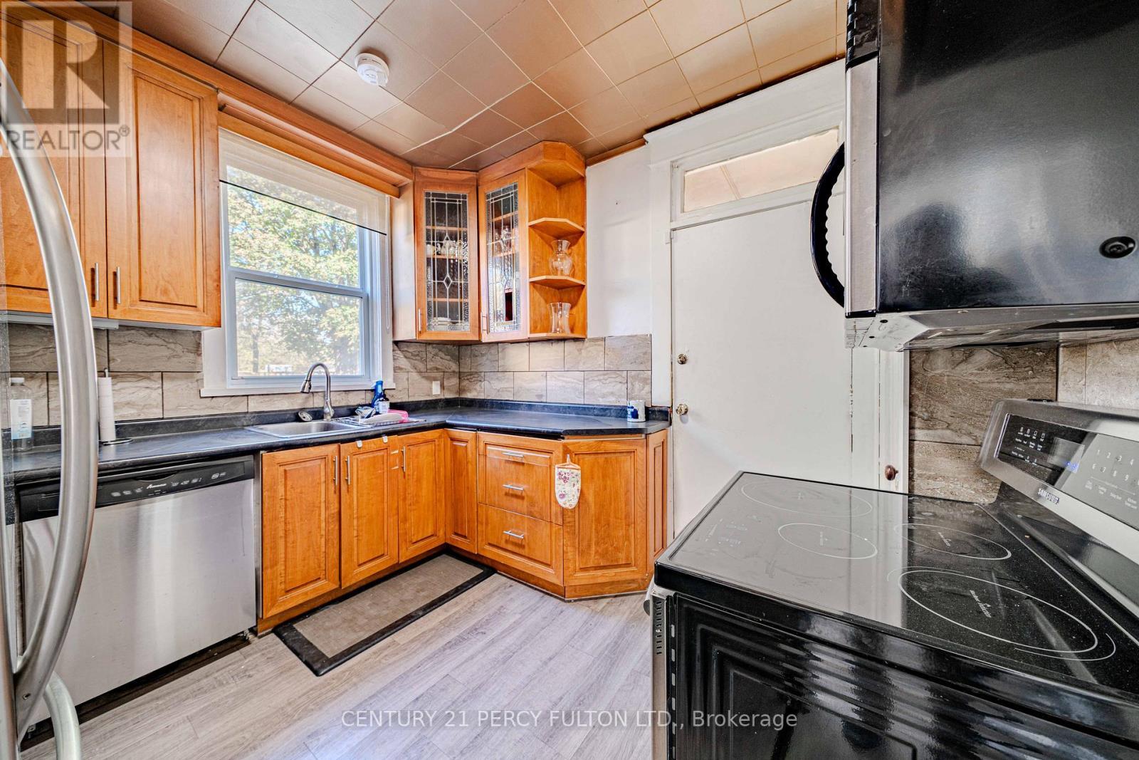 296 King St E- kitchen - 296 King Street E, Oshawa, ON - Indoor Photo Showing Kitchen With Double Sink