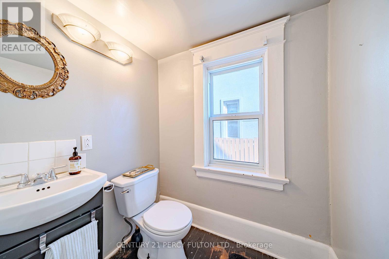 296 King St E- powder room - 296 King Street E, Oshawa, ON - Indoor Photo Showing Bathroom