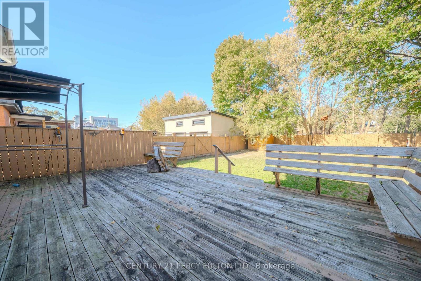 296 King St E - backyard/deck - 296 King Street E, Oshawa, ON - Outdoor