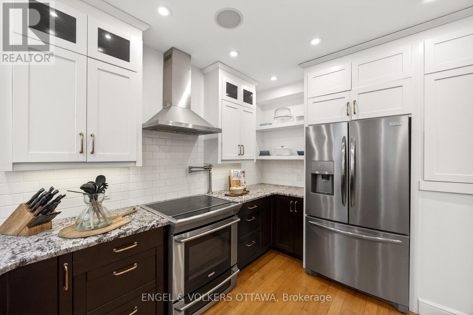 498 Queen Elizabeth Drive, Ottawa, ON - Indoor Photo Showing Kitchen With Upgraded Kitchen