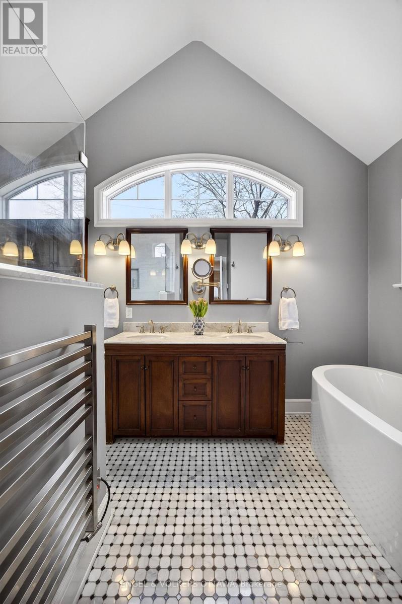 498 Queen Elizabeth Drive, Ottawa, ON - Indoor Photo Showing Bathroom