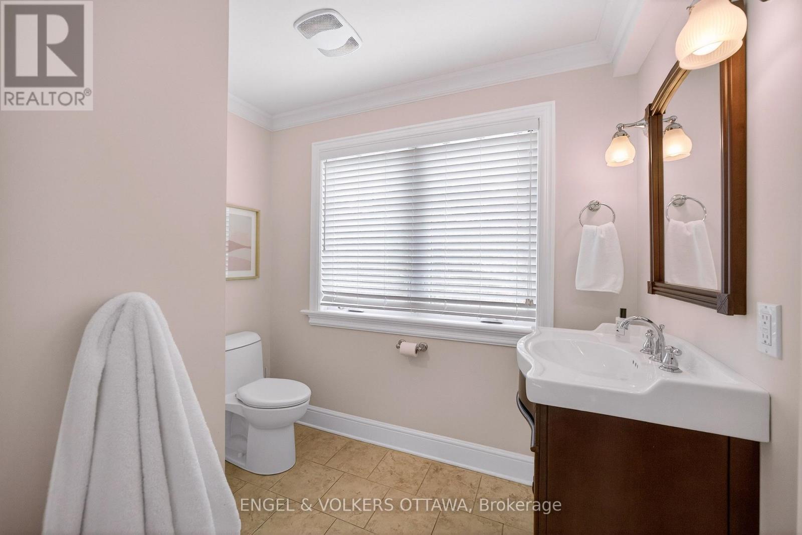 498 Queen Elizabeth Drive, Ottawa, ON - Indoor Photo Showing Bathroom