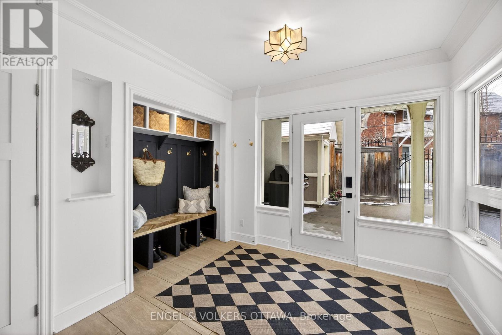 498 Queen Elizabeth Drive, Ottawa, ON - Indoor