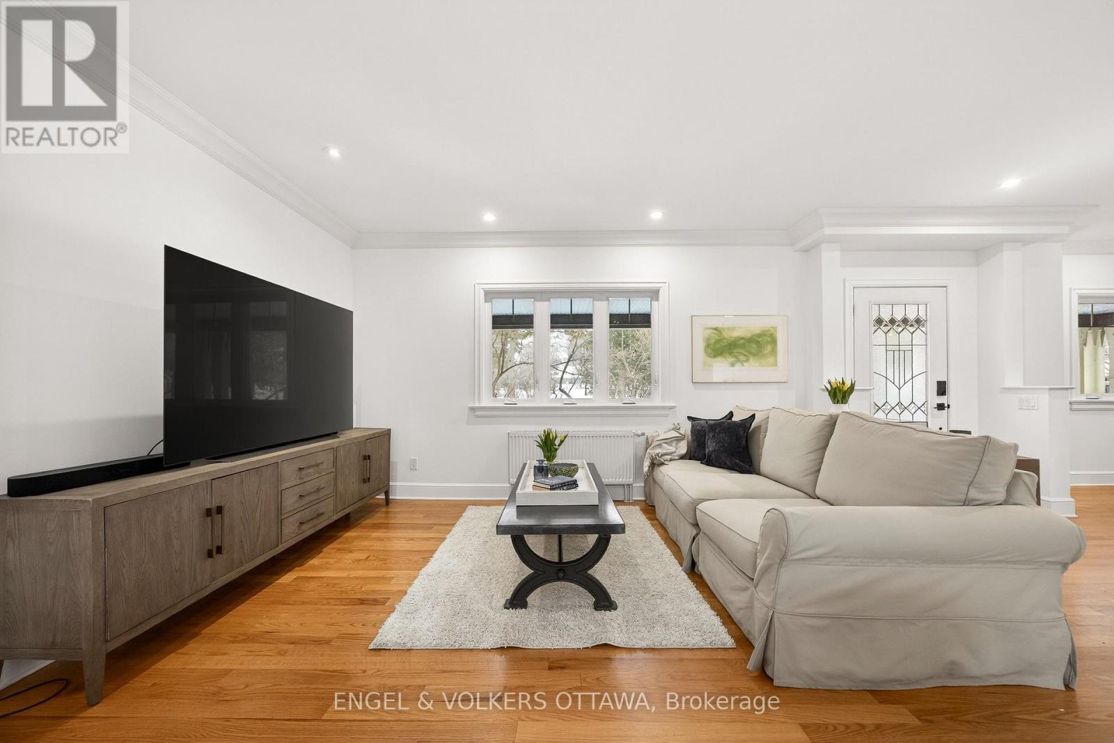 498 Queen Elizabeth Drive, Ottawa, ON - Indoor Photo Showing Living Room