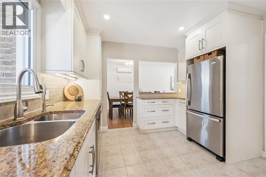 316 Dale Crescent, Waterloo, ON - Indoor Photo Showing Kitchen With Double Sink With Upgraded Kitchen
