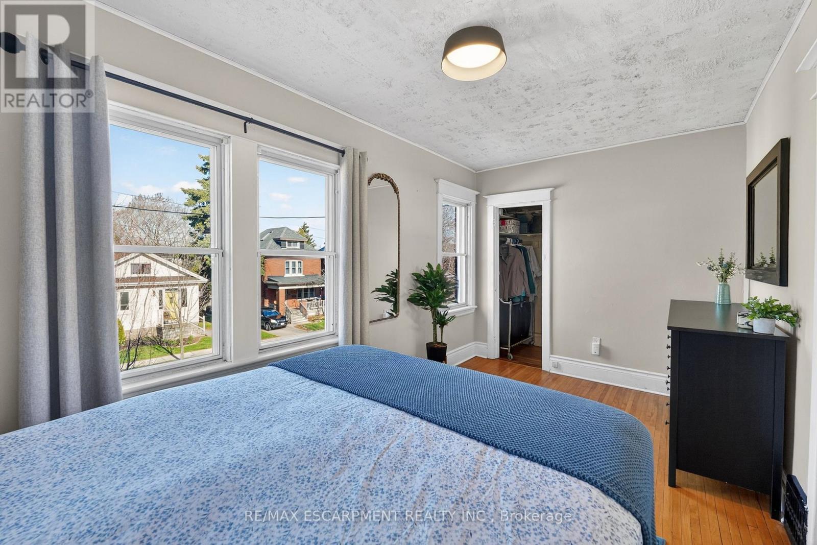 207 Edgemont Street S, Hamilton, ON - Indoor Photo Showing Bedroom