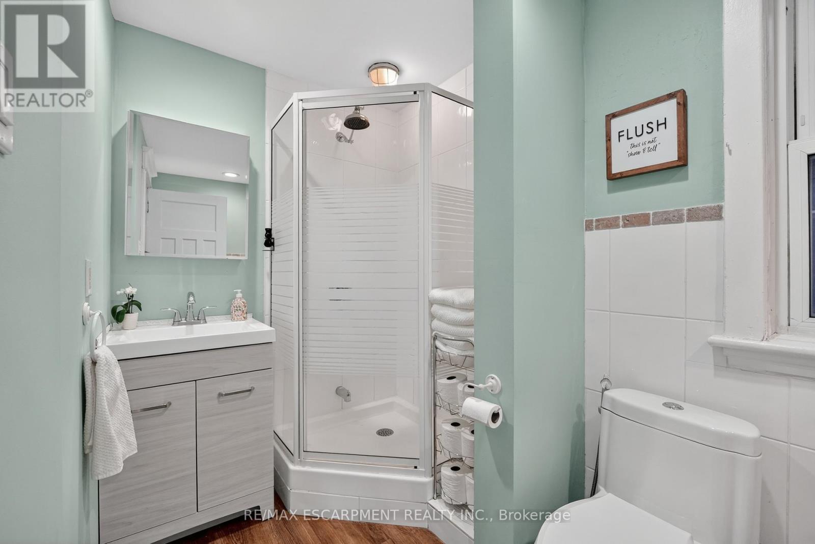 207 Edgemont Street S, Hamilton, ON - Indoor Photo Showing Bathroom