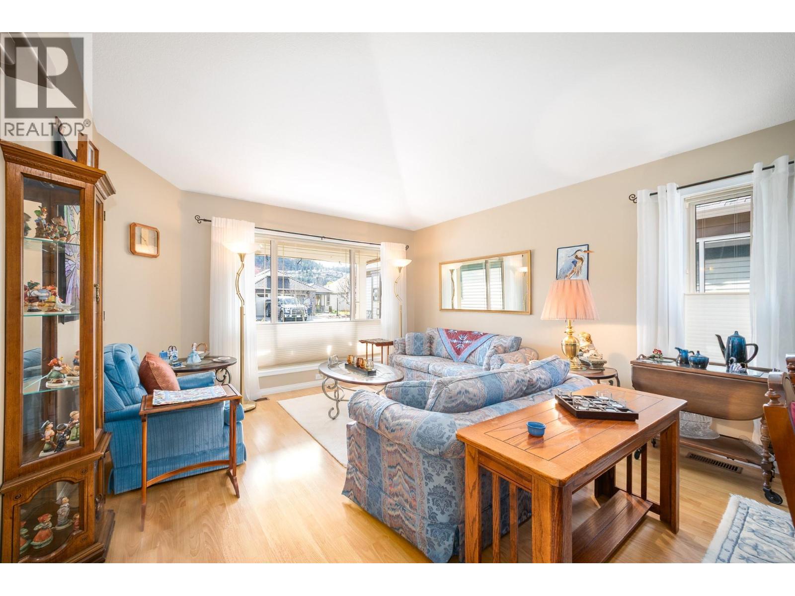 550 Yates Road Unit# 118, Kelowna, BC - Indoor Photo Showing Living Room