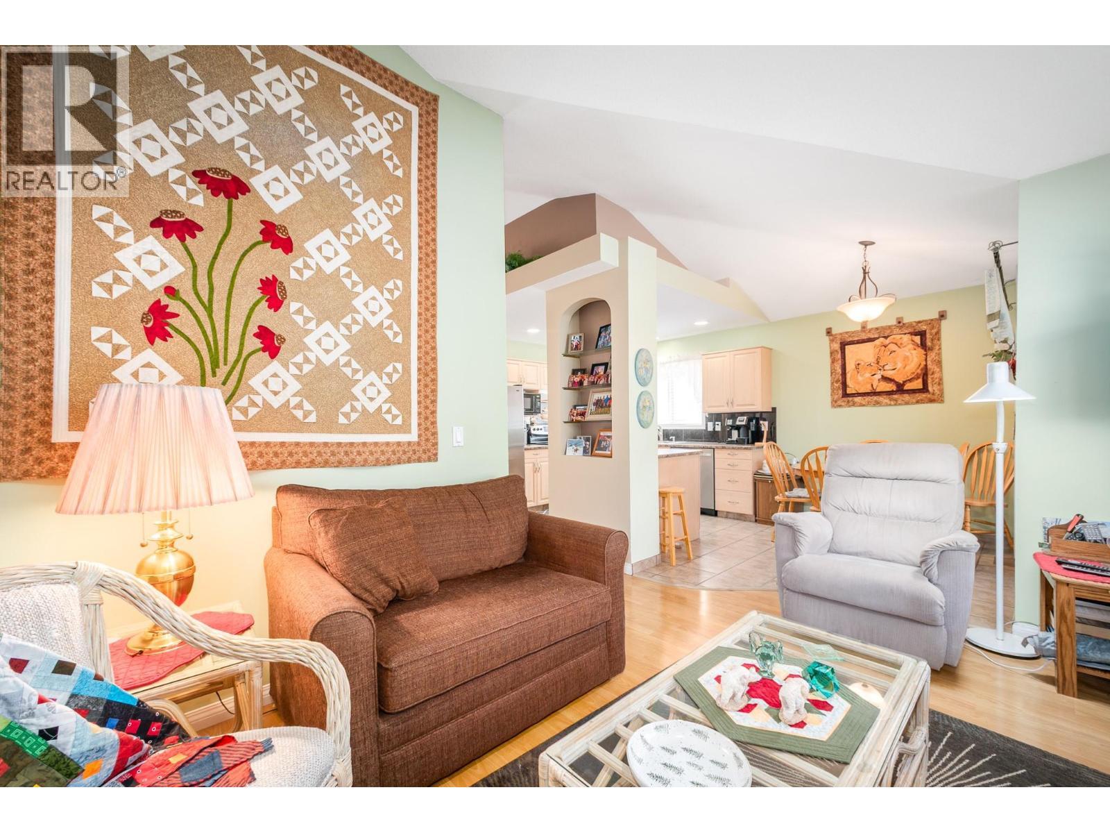 550 Yates Road Unit# 118, Kelowna, BC - Indoor Photo Showing Living Room