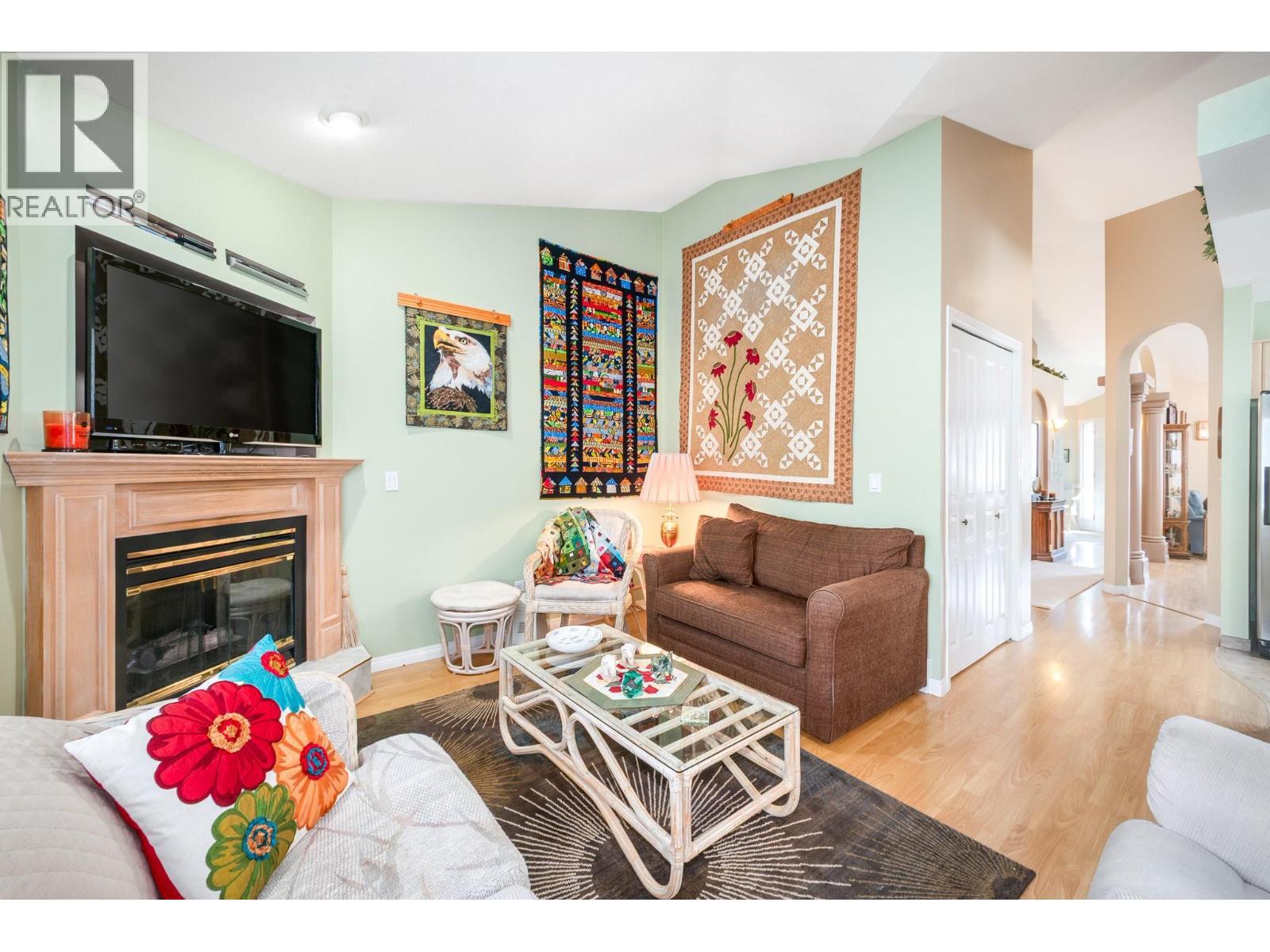 550 Yates Road Unit# 118, Kelowna, BC - Indoor Photo Showing Living Room With Fireplace