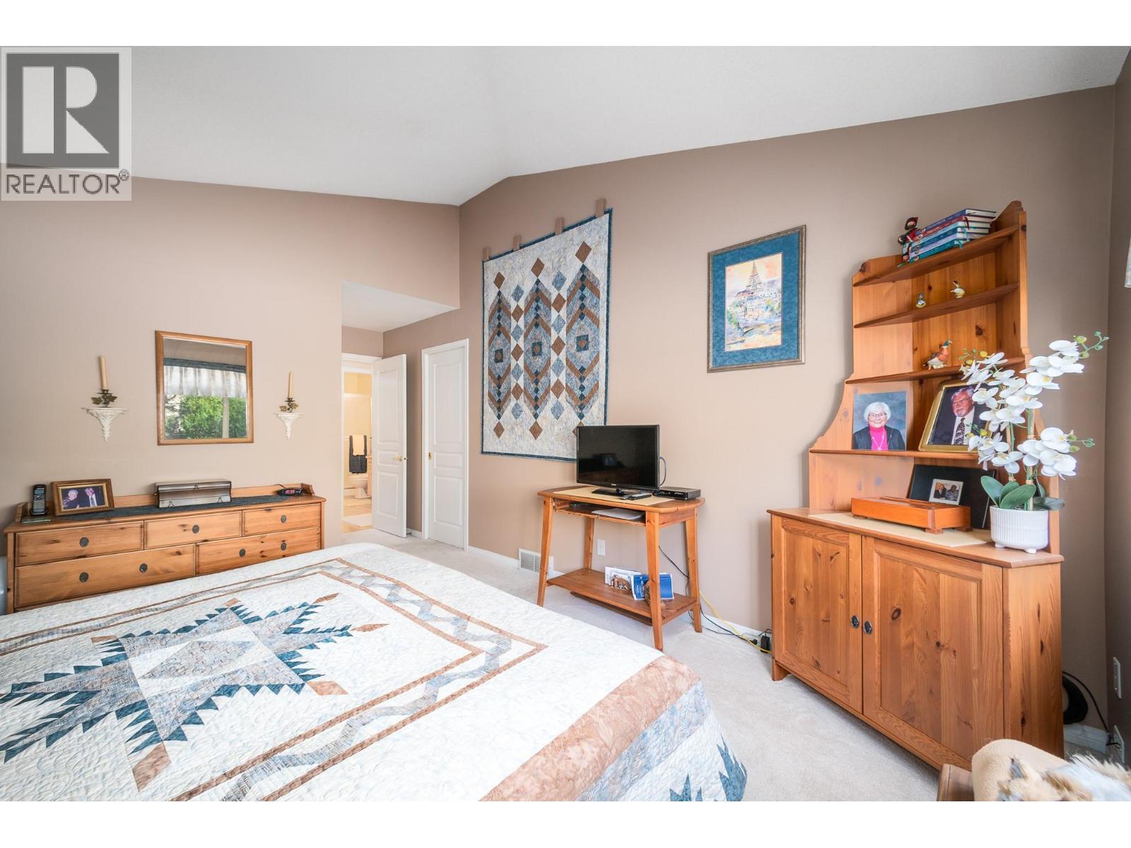 550 Yates Road Unit# 118, Kelowna, BC - Indoor Photo Showing Bedroom