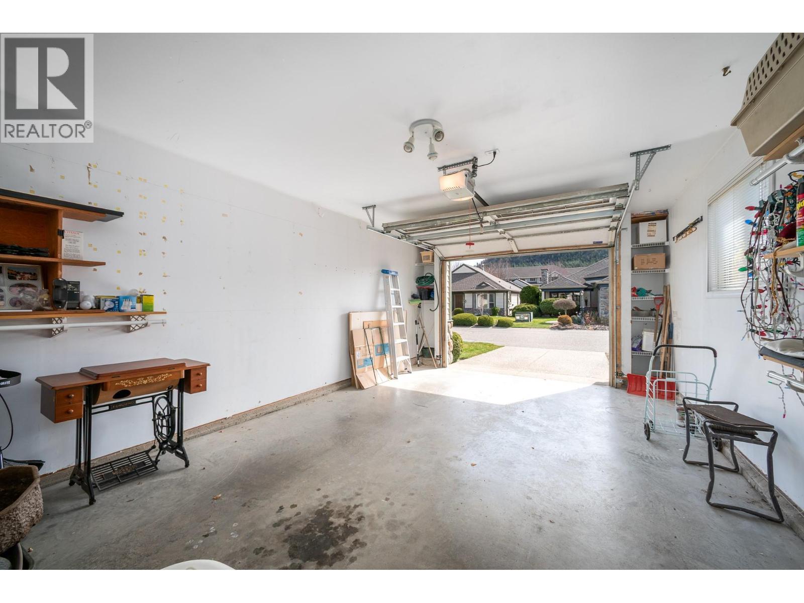550 Yates Road Unit# 118, Kelowna, BC - Indoor Photo Showing Garage