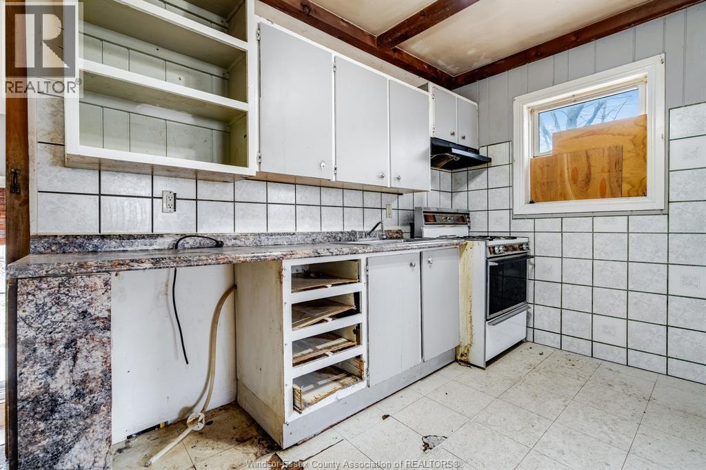 1541 Albert, Windsor, ON - Indoor Photo Showing Kitchen