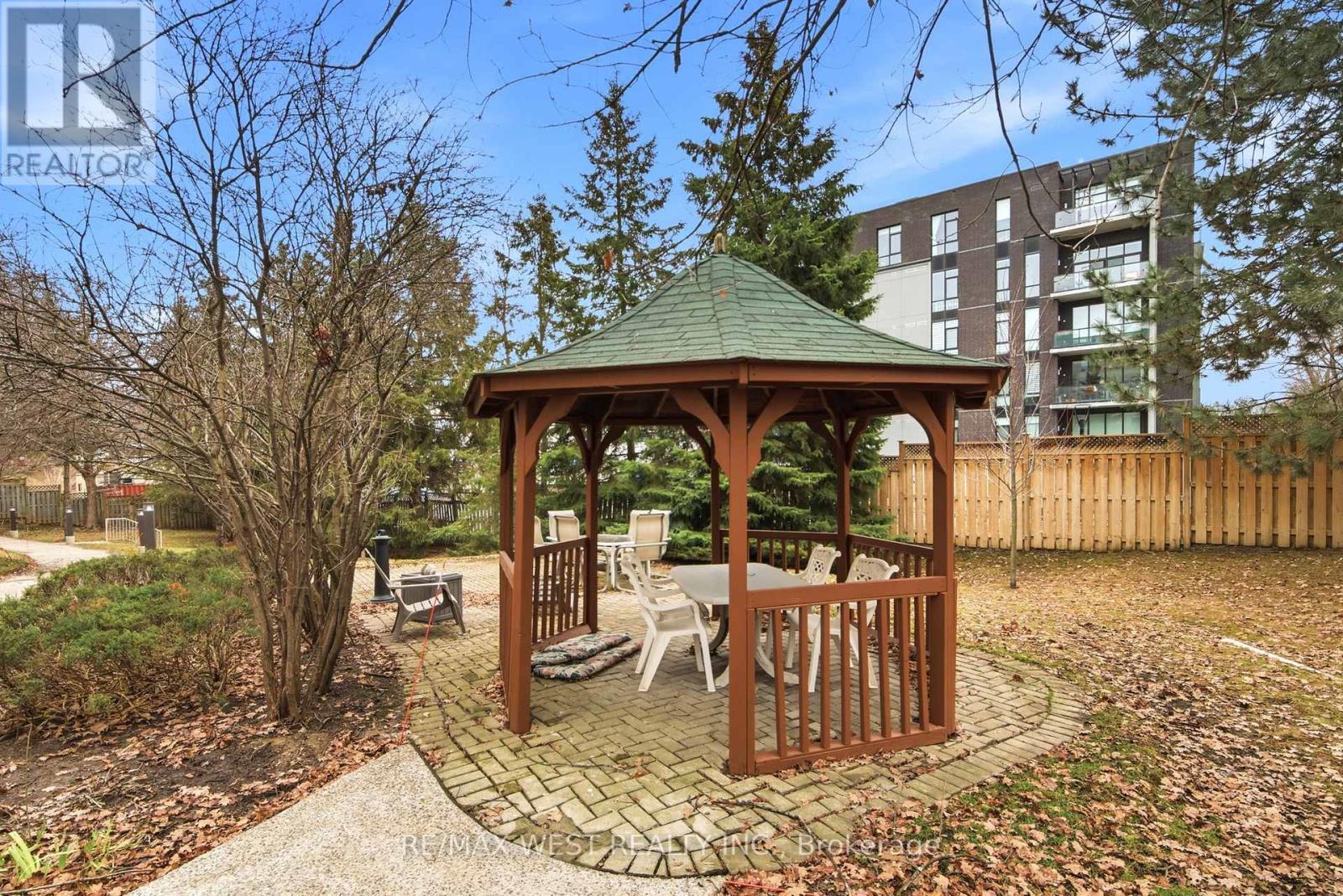 407 - 24 Chapel Street, Halton Hills, ON - Outdoor With Backyard