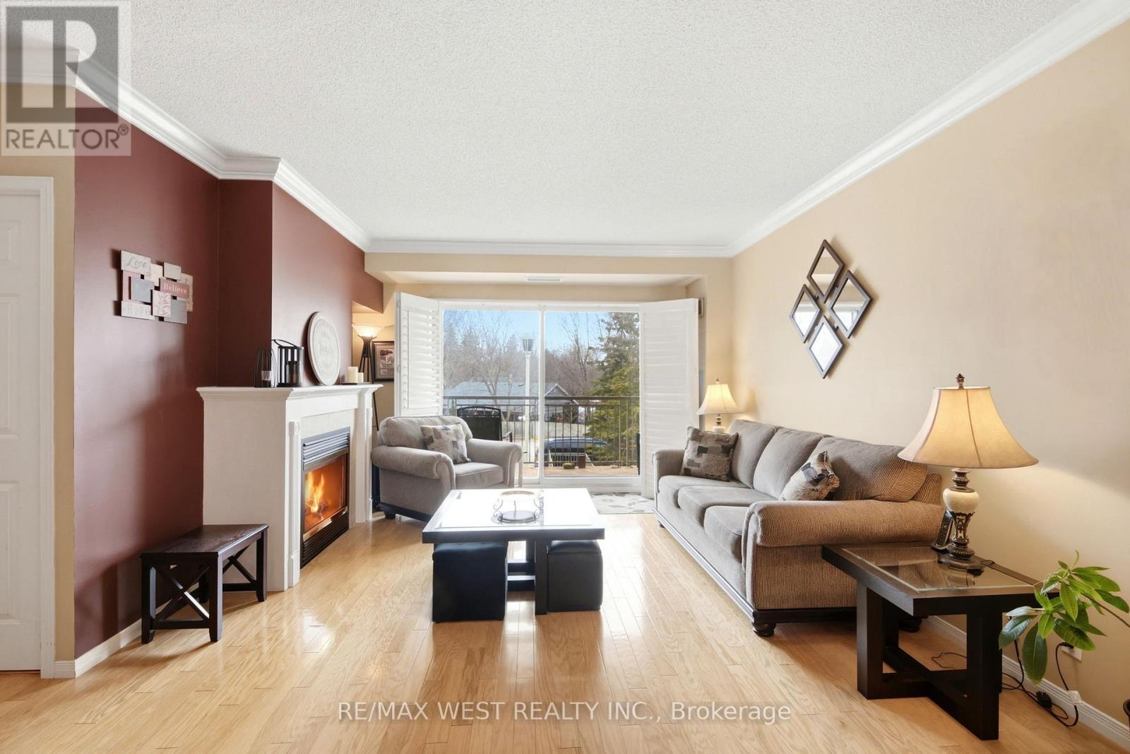407 - 24 Chapel Street, Halton Hills, ON - Indoor Photo Showing Living Room
