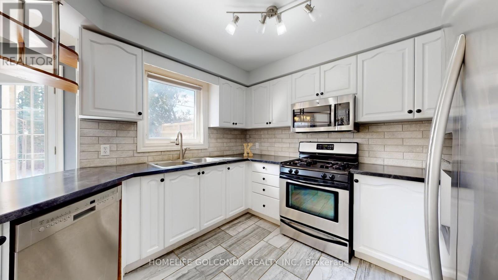 39 Etherington Crescent, Barrie, ON - Indoor Photo Showing Kitchen With Double Sink